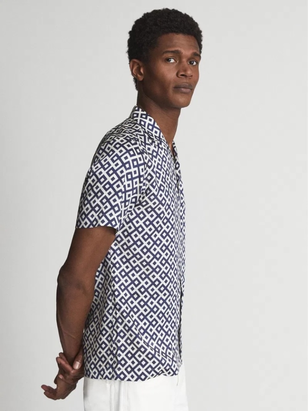 REISS Valencia Cuban Collar Geo Print Shirt in Navy - Picture 2 of 11